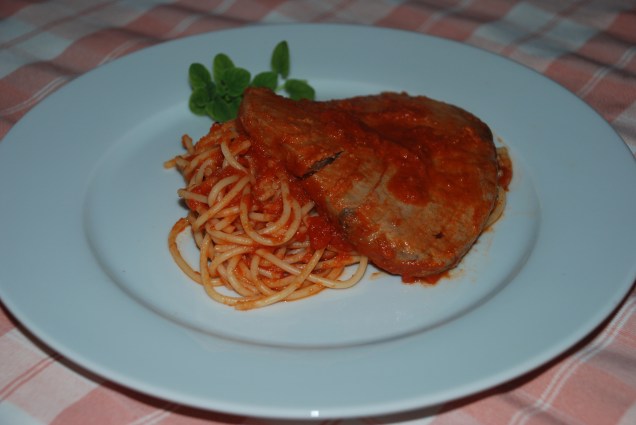 Atún con tomate