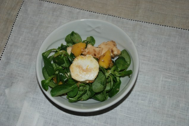Ensalada con rulo de cabra y chutney de mango