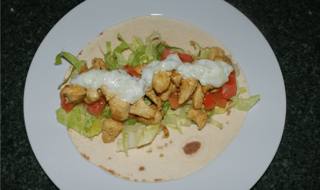 Kebab con salsa tzatzaki