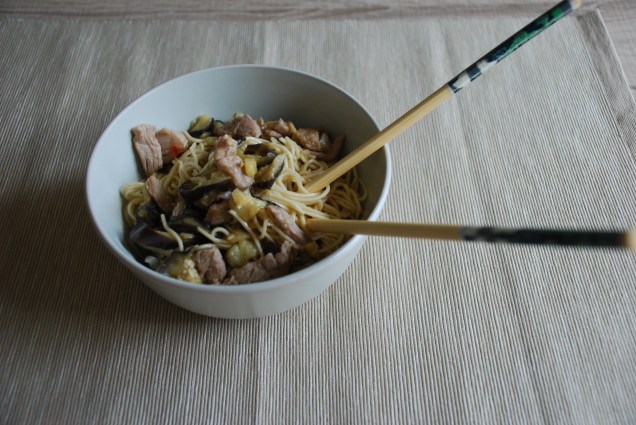 Fideos chinos con carne y berenjena