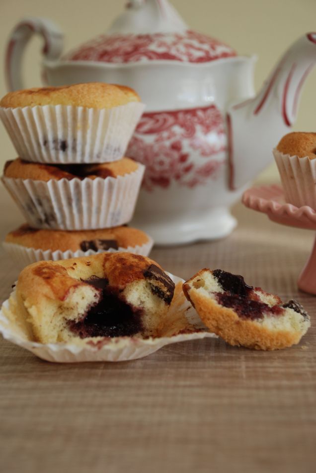 Magdalenas con pepitas de chocolate rellenas de mermelada
