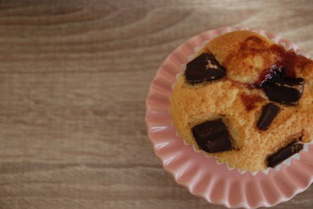 Magdalenas con pepitas de chocolate rellenas de mermelada