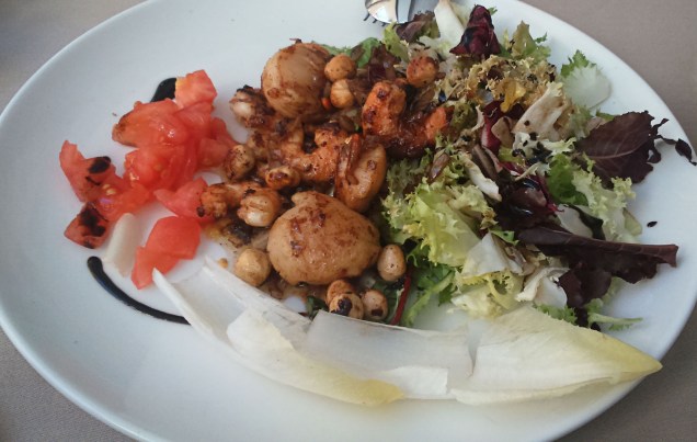 Ensalada de vieras, gambas con avellanas y salsa de manzana.