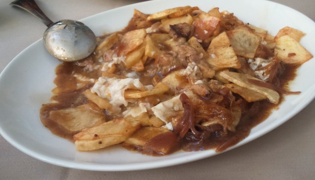 -“Nuestras patatas con foie”: patatas fritas con huevos fritas, foie, cabolla caramelizada y salsa de la casa.