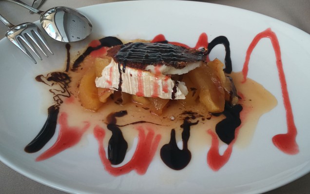 -Queso de cabra con manzana caramelizada servida con una salsa de fresa y vinagre balsámico de Módena.