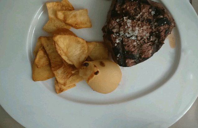 -Solomillo de ternera con patatas fritas y una pera asada rellena.