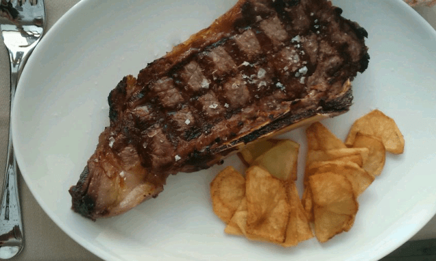 -Entrecot de ternera con patatas fritas.